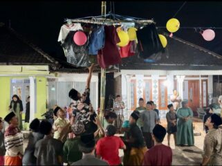 BEREBUT: Warga Desa Kepuh, Kec. Kejayan, Kab. Pasuruan, saat berebut aneka barang memeriahkan maulid Nabi Muhammad SAW. (foto: Moh. Rois)
