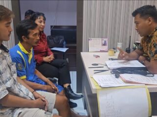 DIPERIKSA: Pasangan ayah dan anak, Muslim (54) dan Dias Candra Wibawa (21) saat menjalani pemeriksaan di Polsek Sukapura, Kabupaten Probolinggo. (foto: Hafiz Rozani).