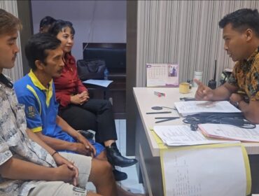 DIPERIKSA: Pasangan ayah dan anak, Muslim (54) dan Dias Candra Wibawa (21) saat menjalani pemeriksaan di Polsek Sukapura, Kabupaten Probolinggo. (foto: Hafiz Rozani).