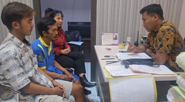 DIPERIKSA: Pasangan ayah dan anak, Muslim (54) dan Dias Candra Wibawa (21) saat menjalani pemeriksaan di Polsek Sukapura, Kabupaten Probolinggo. (foto: Hafiz Rozani).