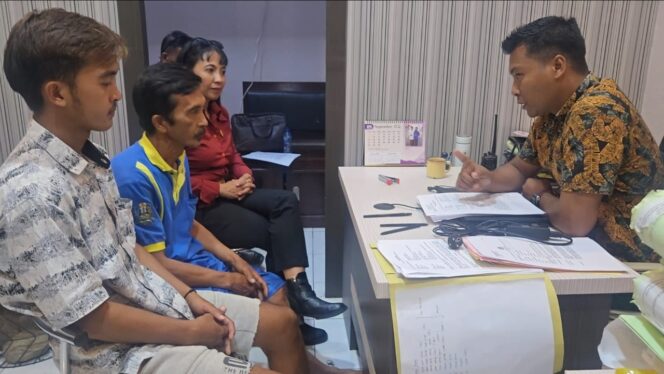 
					DIPERIKSA: Pasangan ayah dan anak, Muslim (54) dan Dias Candra Wibawa (21) saat menjalani pemeriksaan di Polsek Sukapura, Kabupaten Probolinggo. (foto: Hafiz Rozani).