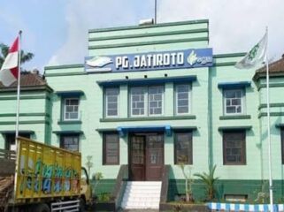 SERAP GULA: Suasana gudang PG Jatiroto Kabupaten Lumajang yang jadi tempat petani menimbun gula sebelum dijual. (Foto: istimewa).