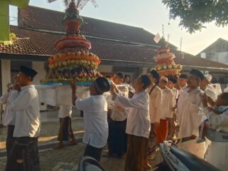 MERIAH: Tradisi Grebek Gunungan, yang di gelar oleh warga Lingkungan Talangsari, Kelurahan Jemberkidul, Kec. Kaliwates, Kab. Jember. (Foto: M. Abd Rozaq Mubarok).