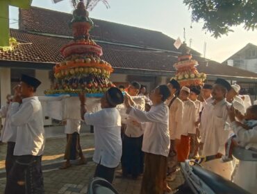 MERIAH: Tradisi Grebek Gunungan, yang di gelar oleh warga Lingkungan Talangsari, Kelurahan Jemberkidul, Kec. Kaliwates, Kab. Jember. (Foto: M. Abd Rozaq Mubarok).