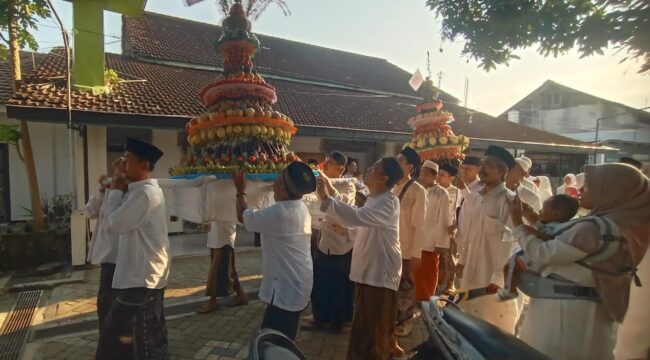 MERIAH: Tradisi Grebek Gunungan, yang di gelar oleh warga Lingkungan Talangsari, Kelurahan Jemberkidul, Kec. Kaliwates, Kab. Jember. (Foto: M. Abd Rozaq Mubarok).