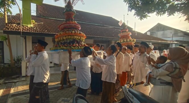 
					MERIAH: Tradisi Grebek Gunungan, yang di gelar oleh warga Lingkungan Talangsari, Kelurahan Jemberkidul, Kec. Kaliwates, Kab. Jember. (Foto: M. Abd Rozaq Mubarok).