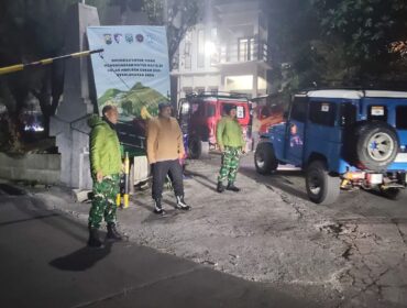 SIAGA: Anggota Polres Probolinggo saat bersiaga di kawasan wisata Gunung Bromo jalur Probolinggo. (foto: Bag. Humas Polres Probolinggo)