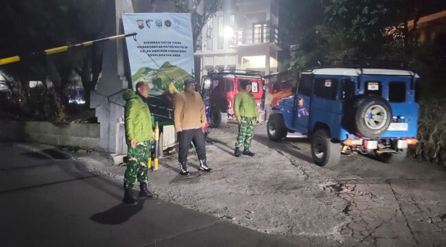 SIAGA: Anggota Polres Probolinggo saat bersiaga di kawasan wisata Gunung Bromo jalur Probolinggo. (foto: Bag. Humas Polres Probolinggo)