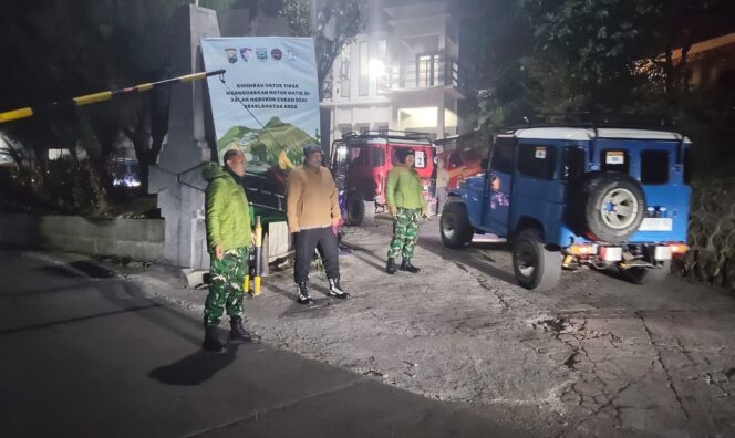 
					SIAGA: Anggota Polres Probolinggo saat bersiaga di kawasan wisata Gunung Bromo jalur Probolinggo. (foto: Bag. Humas Polres Probolinggo)
