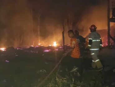 PEMADAMAN: Petugas Damkar Kabupaten Probolinggo saat memadamkan api yang membakar kandang ayam di Desa Jrebeng, Kecamatan Wonomerto. (foto: Hafiz Rozani).