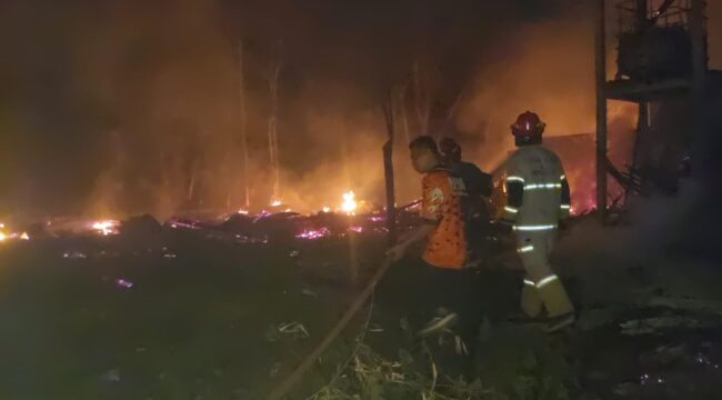 PEMADAMAN: Petugas Damkar Kabupaten Probolinggo saat memadamkan api yang membakar kandang ayam di Desa Jrebeng, Kecamatan Wonomerto. (foto: Hafiz Rozani).