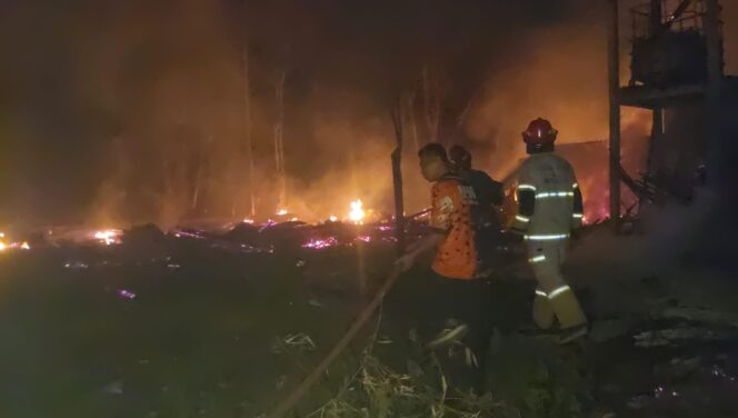 
					PEMADAMAN: Petugas Damkar Kabupaten Probolinggo saat memadamkan api yang membakar kandang ayam di Desa Jrebeng, Kecamatan Wonomerto. (foto: Hafiz Rozani).