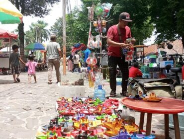 JUALAN: Pedagang kaki lima di Alun-alun Lumajang masih tetap berjualan meski tengah ada proyek perbaikan kawasan. (foto: Asmadi).