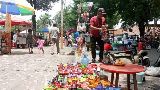 
					JUALAN: Pedagang kaki lima di Alun-alun Lumajang masih tetap berjualan meski tengah ada proyek perbaikan kawasan. (foto: Asmadi).