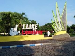 IKON: Tulisan 'I Like Lumajang' yang berada di sisi timur Alun-alun Lumajang belum diperbaiki. (foto: Asmadi).