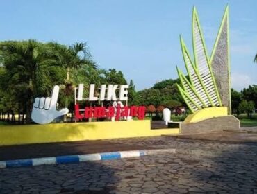 IKON: Tulisan 'I Like Lumajang' yang berada di sisi timur Alun-alun Lumajang belum diperbaiki. (foto: Asmadi).