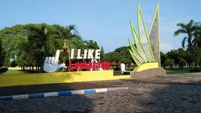 IKON: Tulisan 'I Like Lumajang' yang berada di sisi timur Alun-alun Lumajang belum diperbaiki. (foto: Asmadi).