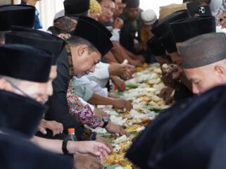 POLO’AN: Bupati Probolinggo, Gus Haris (tengah) saat Polo’an bersama warga di Masjid Jamik Al-Abror Desa Rondokuning, Kraksaan, Probolinggo. (Foto: Sholeh Adnan).