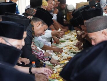 POLO’AN: Bupati Probolinggo, Gus Haris (tengah) saat Polo’an bersama warga di Masjid Jamik Al-Abror Desa Rondokuning, Kraksaan, Probolinggo. (Foto: Sholeh Adnan).