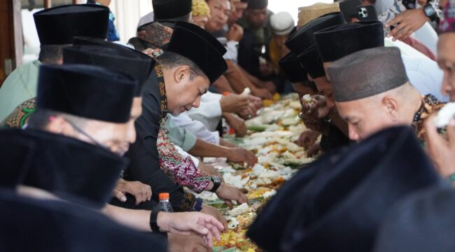 POLO’AN: Bupati Probolinggo, Gus Haris (tengah) saat Polo’an bersama warga di Masjid Jamik Al-Abror Desa Rondokuning, Kraksaan, Probolinggo. (Foto: Sholeh Adnan).