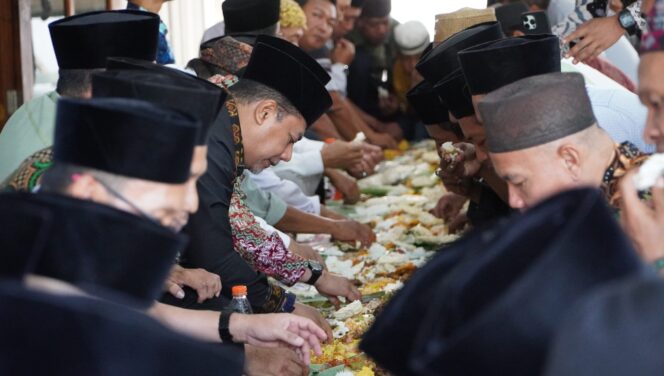 
					POLO’AN: Bupati Probolinggo, Gus Haris (tengah) saat Polo’an bersama warga di Masjid Jamik Al-Abror Desa Rondokuning, Kraksaan, Probolinggo. (Foto: Sholeh Adnan).