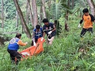 EVAKUASI: Potongan jasad korban saat dievakuasi dari area rerumputan di Desa Sendi, Kecamatan Pacet, Kabupaten Mojokerto. (foto: istimewa).