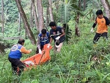 EVAKUASI: Potongan jasad korban saat dievakuasi dari area rerumputan di Desa Sendi, Kecamatan Pacet, Kabupaten Mojokerto. (foto: istimewa).