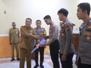 HIBAH: Penyerahan secara simbolis motor dan penandatangan NPHD oleh Wali Kota Probolinggo dr. Aminuddin dan Wakapolres Probolinggo Kota Kompol Didit Wahyu. (foto: istimewa)
