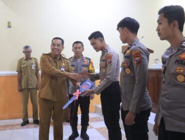 HIBAH: Penyerahan secara simbolis motor dan penandatangan NPHD oleh Wali Kota Probolinggo dr. Aminuddin dan Wakapolres Probolinggo Kota Kompol Didit Wahyu. (foto: istimewa)
