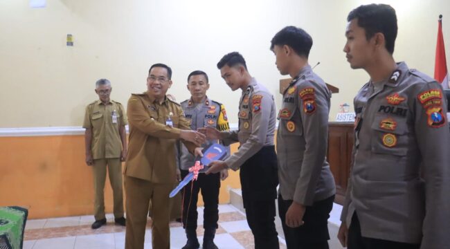 HIBAH: Penyerahan secara simbolis motor dan penandatangan NPHD oleh Wali Kota Probolinggo dr. Aminuddin dan Wakapolres Probolinggo Kota Kompol Didit Wahyu. (foto: istimewa)
