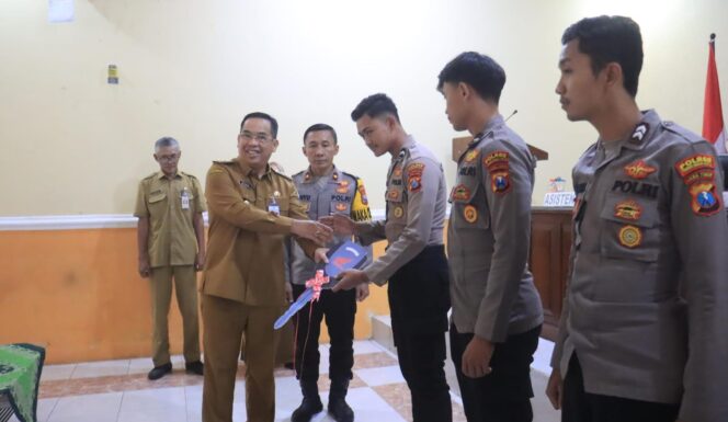 
					HIBAH: Penyerahan secara simbolis motor dan penandatangan NPHD oleh Wali Kota Probolinggo dr. Aminuddin dan Wakapolres Probolinggo Kota Kompol Didit Wahyu. (foto: istimewa)
