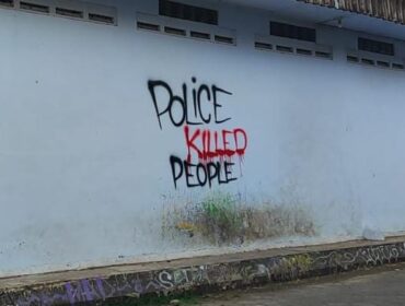 PROVOKATIF: Coretan provokatif bertuliskan 'Police Killed People' tampak di dinding salah satu bangunan di Kota Pasuruan. (Fofo: Moh. Rois).