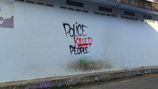 
					PROVOKATIF: Coretan provokatif bertuliskan 'Police Killed People' tampak di dinding salah satu bangunan di Kota Pasuruan. (Fofo: Moh. Rois).