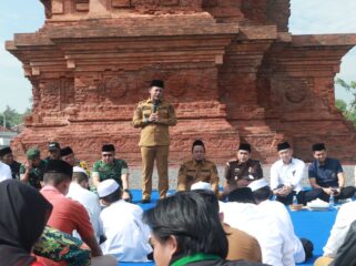 DIALOG: Bupati Probolinggo, Gus Haris, saat berdiskusi dengan mahasiwa di pelataran Candi Jabung, Paiton, Senin (8/9/25) pagi. (Foto: istimewa)
