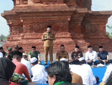 DIALOG: Bupati Probolinggo, Gus Haris, saat berdiskusi dengan mahasiwa di pelataran Candi Jabung, Paiton, Senin (8/9/25) pagi. (Foto: istimewa)
