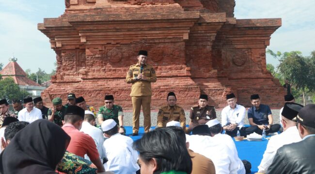 DIALOG: Bupati Probolinggo, Gus Haris, saat berdiskusi dengan mahasiwa di pelataran Candi Jabung, Paiton, Senin (8/9/25) pagi. (Foto: istimewa)
