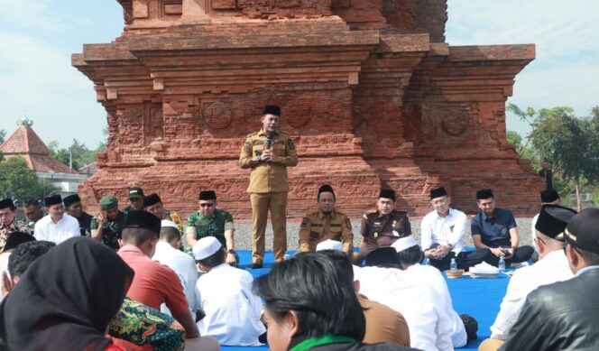 
					DIALOG: Bupati Probolinggo, Gus Haris, saat berdiskusi dengan mahasiwa di pelataran Candi Jabung, Paiton, Senin (8/9/25) pagi. (Foto: istimewa)
