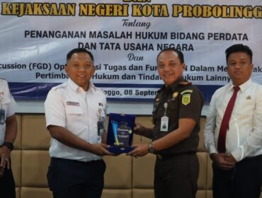 MoU: Vice Presiden Daop 9 Jember, Hengky Prasetyo dan Kajari Kota Probolinggo, Dodik Hermawan sepakat kerjasama di bidang hukum. (Foto: istimewa)