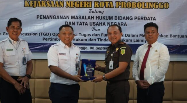 MoU: Vice Presiden Daop 9 Jember, Hengky Prasetyo dan Kajari Kota Probolinggo, Dodik Hermawan sepakat kerjasama di bidang hukum. (Foto: istimewa)