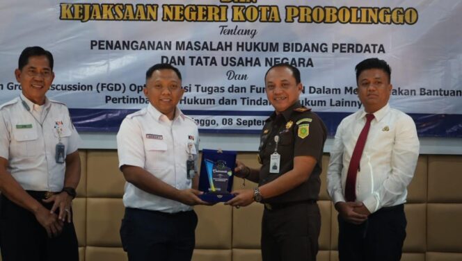 
					MoU: Vice Presiden Daop 9 Jember, Hengky Prasetyo dan Kajari Kota Probolinggo, Dodik Hermawan sepakat kerjasama di bidang hukum. (Foto: istimewa)