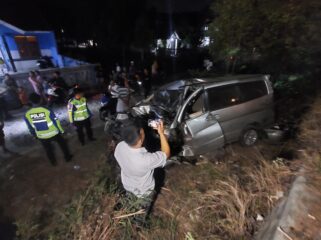 RINGSEK: Anggota Unit Gakkum Satlantas Polres Probolinggo Kota saat melakukan olah TKP di lokasi kejadian. (Foto: Hafiz Rozani).