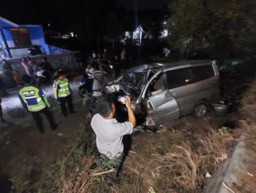 RINGSEK: Anggota Unit Gakkum Satlantas Polres Probolinggo Kota saat melakukan olah TKP di lokasi kejadian. (Foto: Hafiz Rozani).