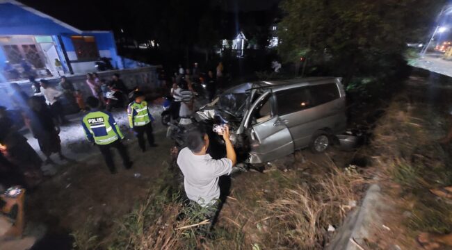 RINGSEK: Anggota Unit Gakkum Satlantas Polres Probolinggo Kota saat melakukan olah TKP di lokasi kejadian. (Foto: Hafiz Rozani).
