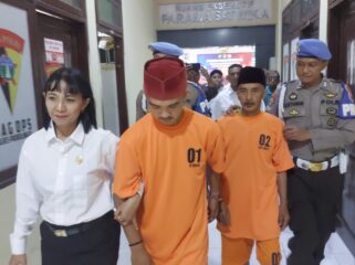 DIPENJARA: Ayah-anak, Muslim dan Dias Chandra Wibawa jadi tersangka pembunuhan berencana di jalur wisata Bromo via Kabupaten Probolinggo. (foto: Moch. Rochim)