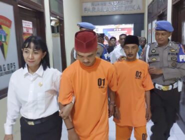 DIPENJARA: Ayah-anak, Muslim dan Dias Chandra Wibawa jadi tersangka pembunuhan berencana di jalur wisata Bromo via Kabupaten Probolinggo. (foto: Moch. Rochim)
