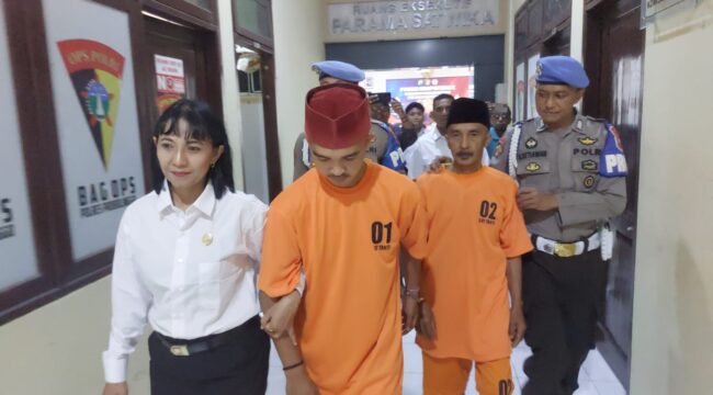 DIPENJARA: Ayah-anak, Muslim dan Dias Chandra Wibawa jadi tersangka pembunuhan berencana di jalur wisata Bromo via Kabupaten Probolinggo. (foto: Moch. Rochim)