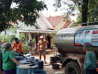 DROPING: Petugas BPBD Kabupaten Probolinggo saat distribusi air bersih di wilayah Kecamatan Leces. (Foto: istimewa)
