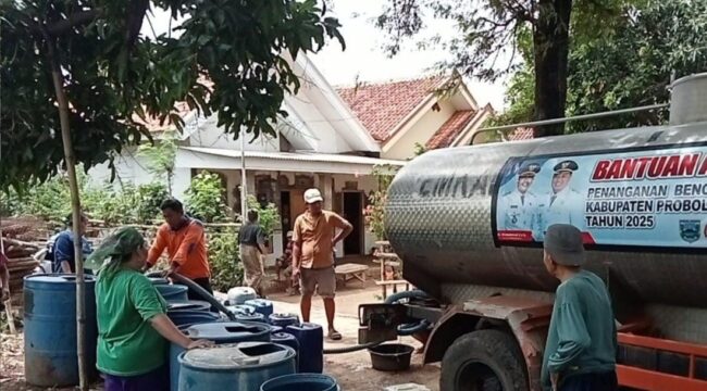 DROPING: Petugas BPBD Kabupaten Probolinggo saat distribusi air bersih di wilayah Kecamatan Leces. (Foto: istimewa)
