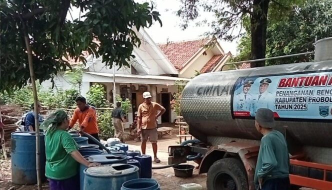 
					DROPING: Petugas BPBD Kabupaten Probolinggo saat distribusi air bersih di wilayah Kecamatan Leces. (Foto: istimewa)
