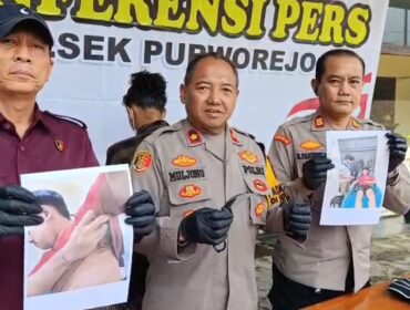 RILIS: Polisi merilis kasus pengeroyokan disertai penganiayaan dengan senjata tajam di Polsek Purworejo, Polres Pasuruan Kota. (Foto: Moh. Rois).